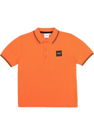 Orange polo-shirt med korte ærmer, sort kant på krave og ærmer, tre knapper og et lille sort logopatch på venstre bryst.