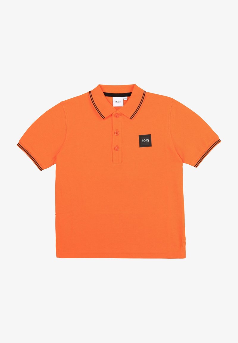 Polo orange à manches courtes avec bordure noire au col et aux manches, trois boutons et un petit patch logo noir sur la poitrine gauche.