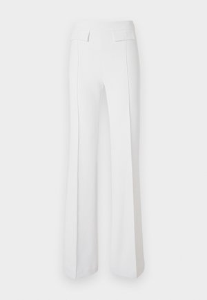 Άσπρο παντελόνι με ψηλή μέση και φαρδιά μπατζάκια, με πιέτες στο μπροστινό μέρος και τσέπες με καπάκι και κουμπιά στη μέση, σε μονόχρωμο φόντο.