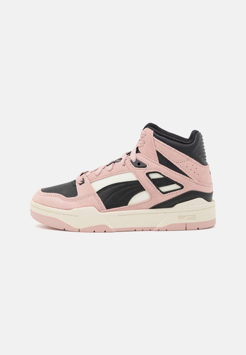 Sneaker montante avec panneaux en suède rose et cuir noir, semelle intermédiaire crème et semelle extérieure rose, présenté de profil sur un fond blanc.