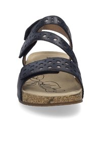 Zwarte sandaal met drie geperforeerde banden, kurk voetbed en tan binnenzool met bloemenpatroon. Platte zool voor comfort en gemakkelijk dragen.