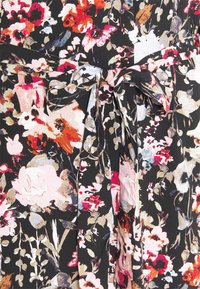 Tissu noir avec un motif floral comprenant des fleurs roses, rouges et blanches. Détail taille nouée avec un nœud assorti. Texture lisse.