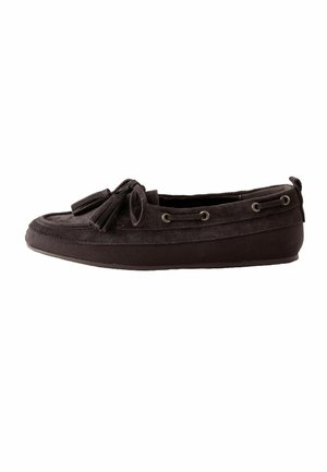 Mocassin en daim brun foncé avec détail de pompon et laçage latéral, semelle plate et languette au talon.