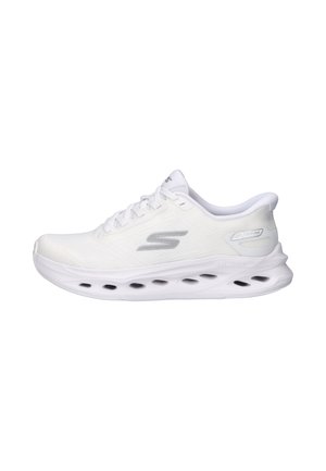 Witte sportschoen met grijs "S"-logo, veterluiting en gedempte zool met ventilatiegaatjes langs de zijkant.
