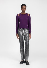 INFLUENCER CUT-OUTS SHOULDER - Strickpullover - purple
