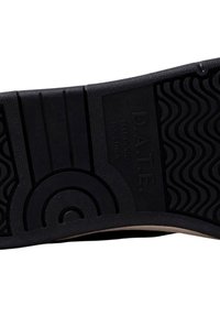 Semelle de chaussure noire avec des motifs géométriques et ondulés, présentant le texte "D.A.T.E. FEEL GOOD TOGETHER" embossé sur la surface en caoutchouc.