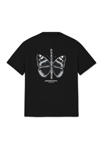 Černé tričko s velkým grafickým motivem motýla v bílé a šedé barvě na zadní straně, s textem níže. Vyrobeno z měkké, prodyšné tkaniny.