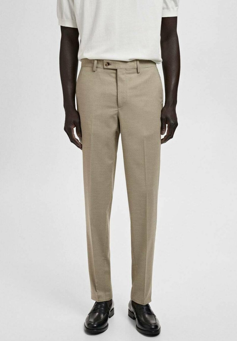 Spodnie dresowe khaki o dopasowanym kroju, wykonane z teksturowanej tkaniny. Zapięcie na guzik, dwie boczne kieszenie oraz czysty, prosty krój nogawek.