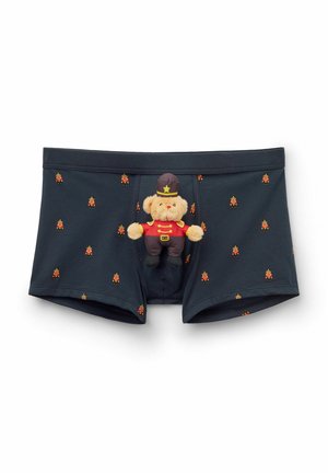 Calzoncillos bóxer para hombre en tela oscura con un patrón repetido de pequeños diseños de soldados de juguete. Incluye un soldadito de peluche en la parte delantera.