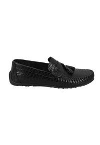 Schwarzer Mokassin-Schuh im Krokodil-Optik, mit einer dekorativen Schleife an der Vorderseite und einem runden Zehenbereich. Gummisohle.