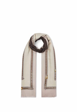 Sciarpa beige chiaro e marrone con motivi di cintura e borchie, piegata a loop, su sfondo bianco.