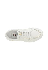 Vit sneakers med en slät läderöverdel, gyllene metallnitar längs kanten och traditionella snörningar. Har en logotyp på tungan.