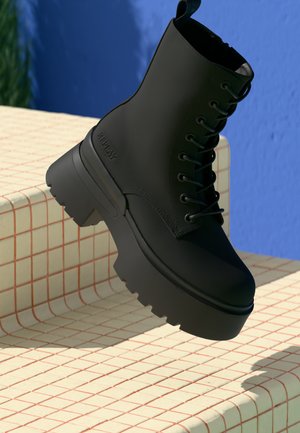 ASSIA BOOT - Kotníkové boty na platformě - black