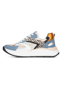 Sneaker con tomaia in rete bianca, dettagli in denim blu e stampa leopardata, tacco in metallo dorato e suola in gomma nera.