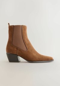 Bruna mockalädersankelboots med spetsig tå, elastiska sidopaneler och klädd klack. Har en strukturerad sula för bra grepp.