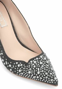 Escarpin en tissu gris à bout pointu, orné de pierres précieuses argentées de différentes tailles et d'un subtil détail à bord festonné.