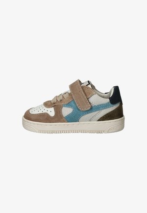 Multikleurige kindersneaker met een bruine, blauwe en witte leren bovenkant, veters en klittenbandsluiting, getextureerde accentdetails en rubberen zool.