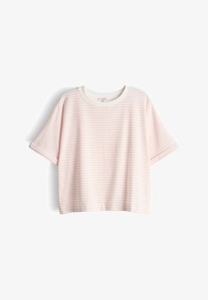 Weißes T-Shirt mit kurzen Ärmeln und Rundhalsausschnitt, hellrosa horizontale Streifen und umgeschlagene Ärmelbündchen, vor weißem Hintergrund dargestellt.