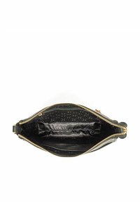 Czarna skórzana torba z zamkiem błyskawicznym, z wzorzystym czarnym wnętrzem i złotymi akcentami. Wnętrze zawiera wiele przegród.