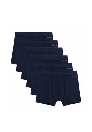 Zes paar marineblauwe boxershorts met zwarte stiksels en een klein wit logo op de tailleband, in een verspringende stapel gerangschikt.