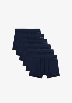 Six paires de boxers bleu marine avec des coutures noires et un petit logo blanc sur la ceinture, disposées en pile décalée.