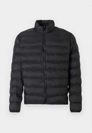 Chaqueta de plumas negra con cuello alto, cierre de cremallera en la parte delantera y secciones acolchadas. Presenta una textura suave y brillante, y una silueta ceñida.