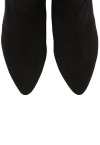 Svarta spetsiga ankelboots i mocka med draperade detaljer, som har en slät textur och en elegant design.