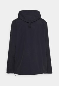 Granatowa kurtka z kapturem o gładkiej teksturze, z regulacją sznurka przy kołnierzu i elastycznymi mankietami. Prosty, codzienny design.