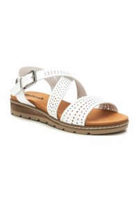 Sandal in pelle bianca con design perforato, cinturino regolabile e soletta marrone testurizzata. Presenta una soletta imbottita per il massimo comfort.