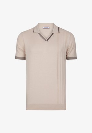 Beige Poloshirt mit kurzen Ärmeln, V-Ausschnitt, kontrastierenden dunklen Streifen am Kragen und an den Ärmeln sowie strukturierten vertikalen Linien.