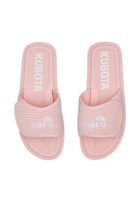 Des sandales glissantes roses avec une sangle nervurée, une semelle intérieure texturée et une marque blanche "KUBOTA". Conçues avec une semelle en caoutchouc flexible.