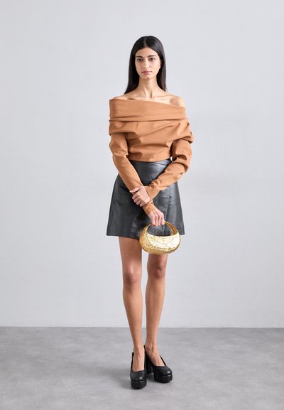 Cult Gaia AIKO TOP HANDLE - Kabelka - gold-coloured