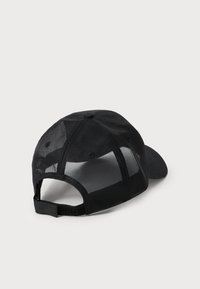 Casquette noire avec un panneau avant texturé, un dos en mesh et une sangle ajustable. La visière est incurvée, avec une silhouette épurée.
