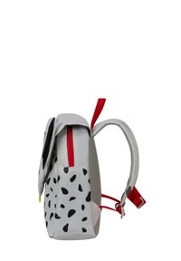 Zaino con motivo dalmata in grigio con macchie nere. Caratterizzato da zip e spallacci rossi, retro in rete testurizzata e copertura superiore arrotondata.
