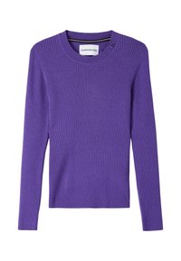 Suéter morado de manga larga con canalé, cuello redondo y detalles laterales. Presenta un sutil logo de Calvin Klein cerca del escote.