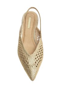 Zapato slingback dorado tejido con punta afilada, lados abiertos y superficie texturizada. Interior suave con un tacón plano. Diseño minimalista.