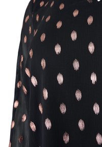 Tessuto nero caratterizzato da pois in oro rosa metallico, con una superficie testurizzata e forme circolari distribuite uniformemente su tutto il materiale.