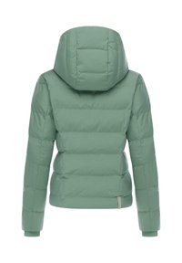 Groene pufferjack met een capuchon. Beschikt over horizontale quiltpatronen, ribgebreide manchetten en een gladde textuur. Geen zichtbare details aan de voorkant.