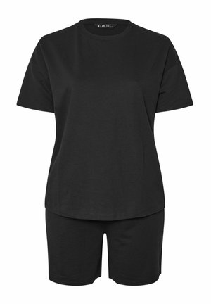 Sæt med sort bomulds t-shirt og shorts. T-shirten har rund hals og korte ærmer; shortsene har en elastisk talje for komfort.