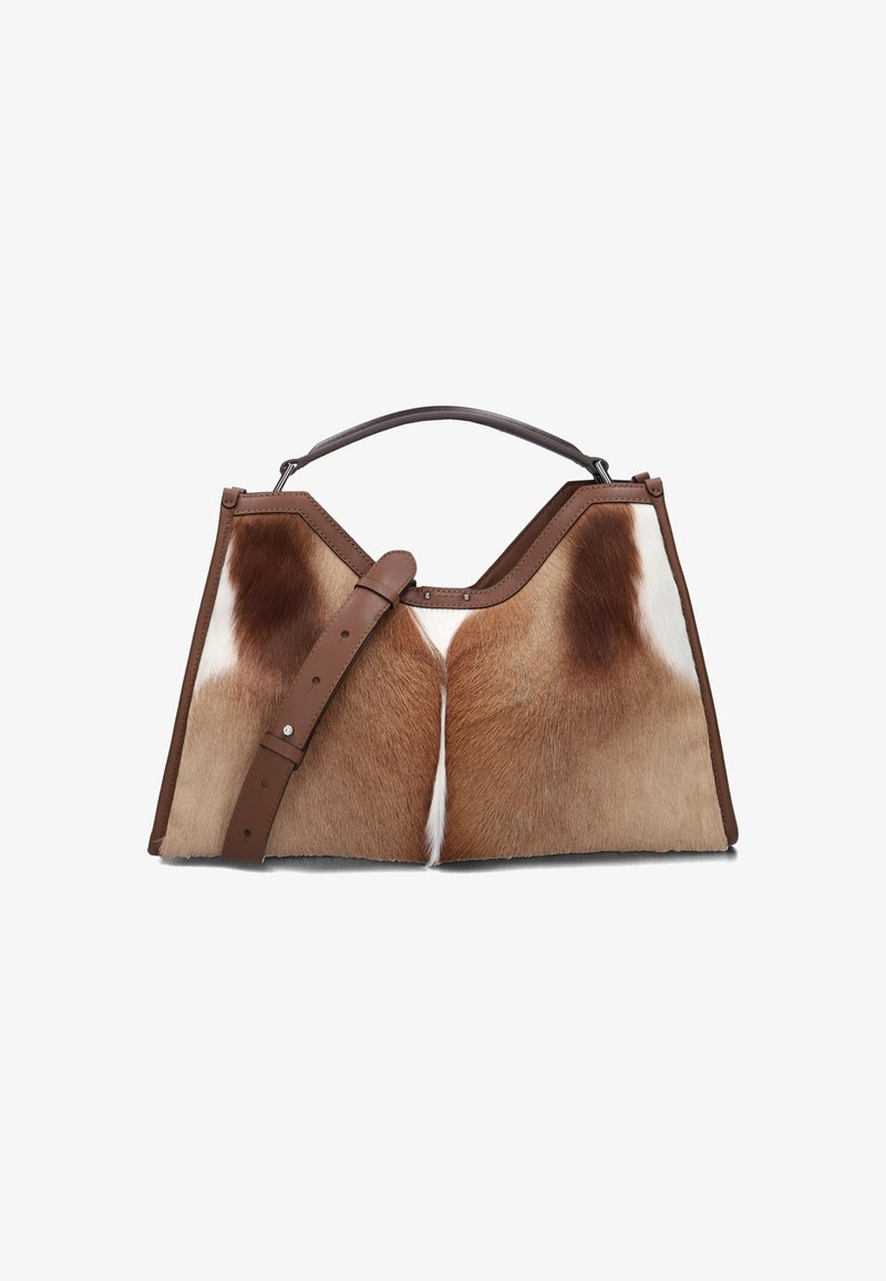 Borsa in pelle marrone con dettagli in pelliccia, caratterizzata da una palette di colori naturali. Struttura rigida con manico superiore e tracolla removibile.