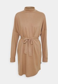 Robe à manches longues et col montant en tissu marron clair. Elle présente une ceinture à nouer à la taille et des poignets repliés. Texture lisse avec une coupe ample.