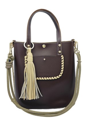 Sac à main en cuir marron foncé avec détail de surpiqûre beige, poche avant, pompon beige, poignées courtes et bandoulière longue rayée.