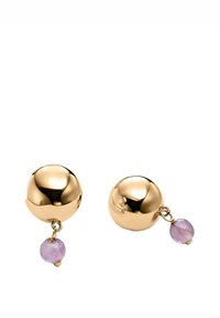 Pendientes en tono dorado con un diseño de bola redonda y un acabado suave, adornados con acentos de cuentas moradas. Estética simple y elegante.