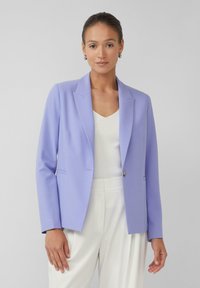 Lila blazer met een getailleerd ontwerp, enkele knopen sluiting en revers-kleppen. Zachte stof, voorzakken en een gladde textuur.