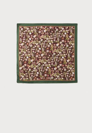 Kvadratisk silketørklæde med en mørkegrøn kant og et tæt blomsterprint med lyserøde, hvide og grønne blomster på en bordeaux baggrund.