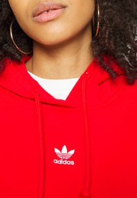 adidas Originals HOODIE - Džemperis su gobtuvu - vivid red