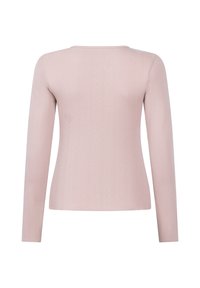 Lichtroze langsl sleeve-shirt met subtiele verticale patronen, aansluitende snit en ronde halslijn, weergegeven tegen een witte achtergrond.