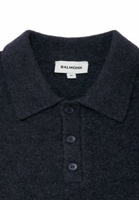 Granatowa wełniana koszulka polo z kołnierzykiem, trzema czarnymi guzikami i miękkim, teksturowanym wykończeniem; metka z napisem "BALMOHK" oraz rozmiarem "M."