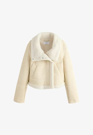 Beige kort faux shearling jacka med bred krage, två framfickor och tryckknappsstängning på kragen.