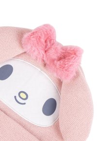 Cappello di maglia rosa con un volto da cartone animato, frontale in tessuto bianco e occhi neri. È decorato con un soffice fiocco rosa sulla parte superiore. Superficie testurizzata.